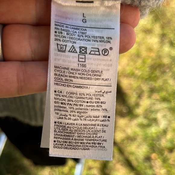 🩷🩶 L EUC Pullover sweater gray w/ pink heart Old Navy size Large - Picture 9 of 11